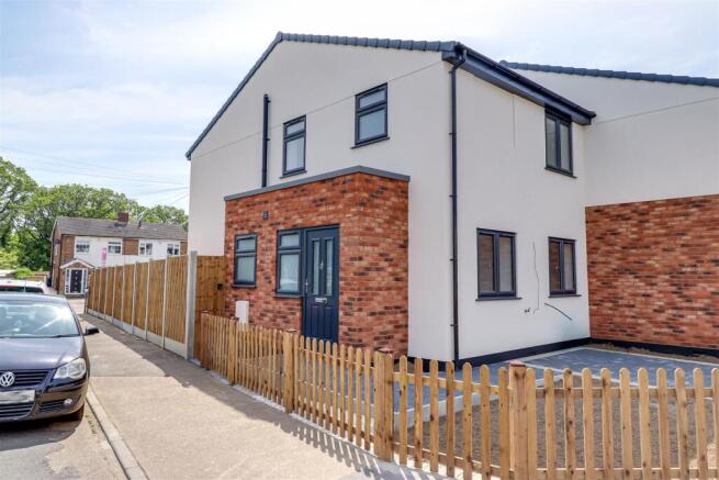 3-bed terraced on * PARKING TO FRONT AND REAR * Foxmeadows, Benfleet, £462,500