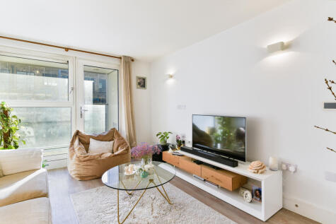 Station Road, Edgware, HA8