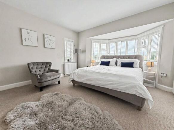 5 bed Detached for sale Image 5