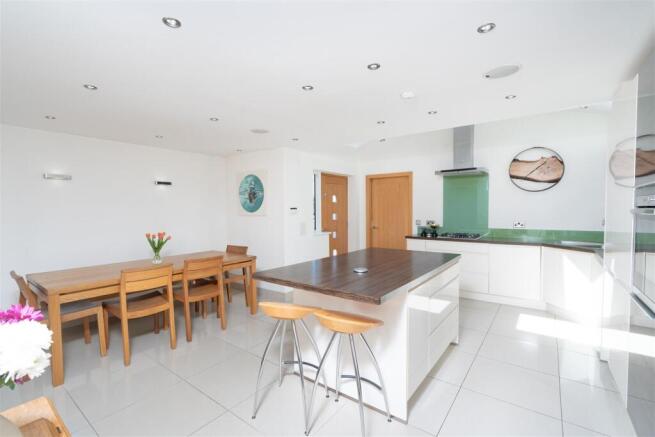 4 bed Detached for sale Image 4