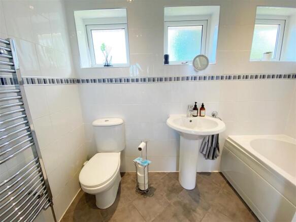 Bathroom 1.jpg