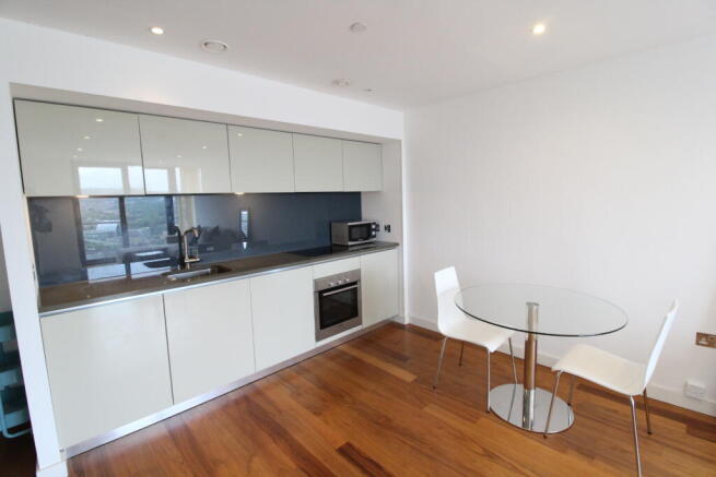 2 bed Apartment to rent Image 4