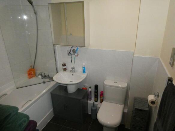 2 bed Apartment to rent Image 8