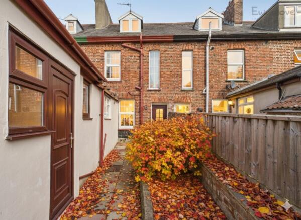 VIRTUALLY STAGED AUTUMN SCENE