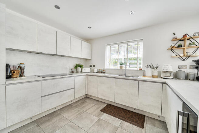 5 bed Detached for sale Image 3