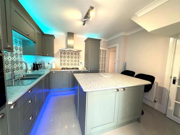 KITCHEN PIC 1.jpg