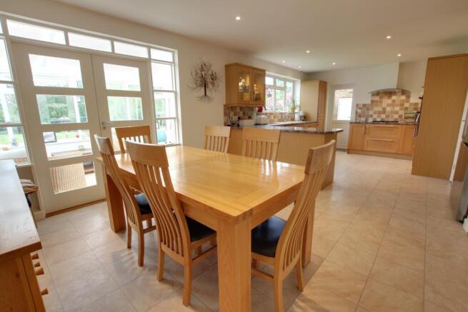 KITCHEN / DINING ROOM
