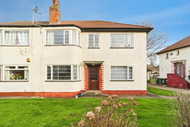 2-bed flat on Sandringham Drive, Leeds, £130,000