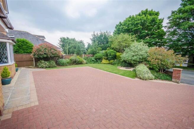 FRONT GARDEN