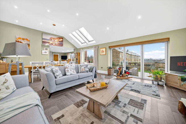6 bed Detached for sale Image 7