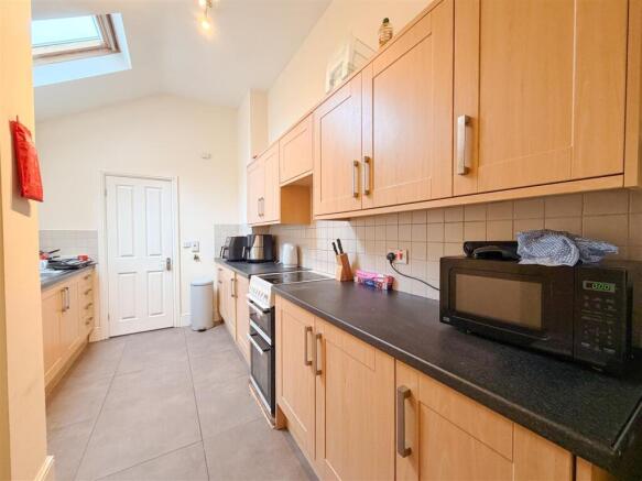 4 bed House to rent Image 8