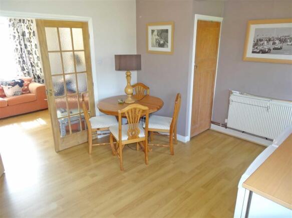 SPACIOUS DINING KITC
