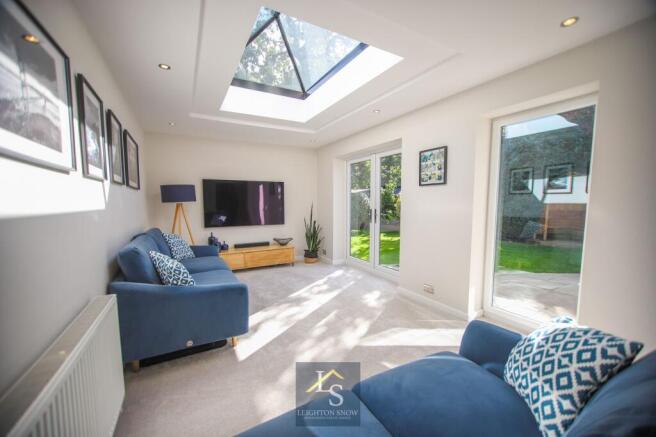 Derwent Drive, Bramhall, SK7 photo 4