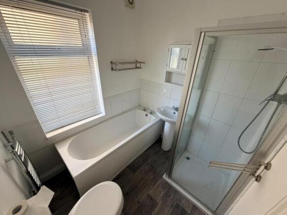 4 bed Semi-Detached to rent Image 12