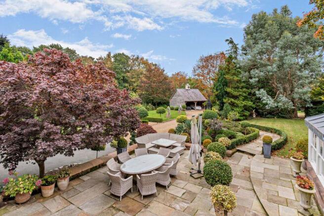 External sitting/dining area