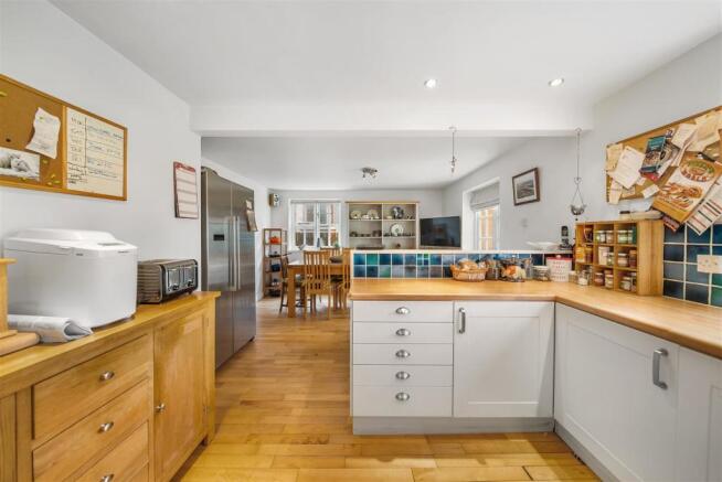 KITCHEN/DINING ROOM