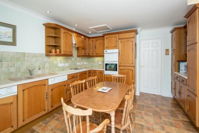 KITCHEN/BREAKFAST ROOM