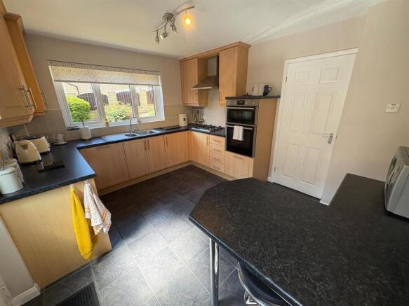 4 bed Detached for sale Image 9
