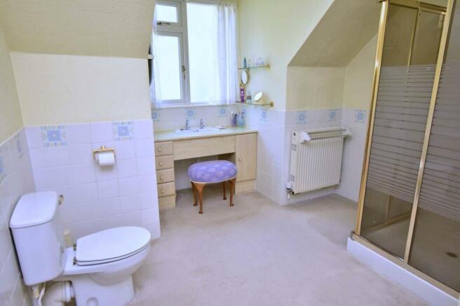 A BEDROOM 1 EN SUITE