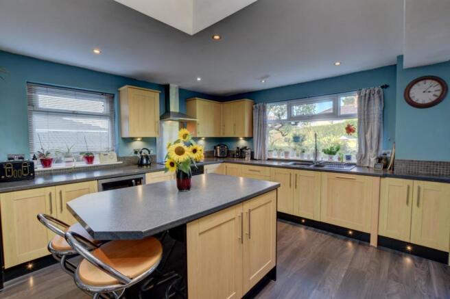 Kitchen 2.jpg