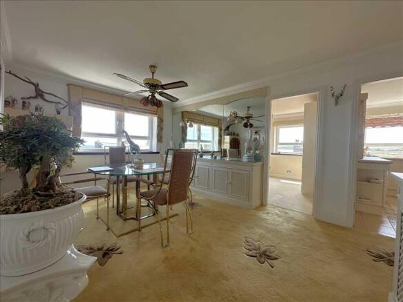 2 bed Flat for sale Image 8