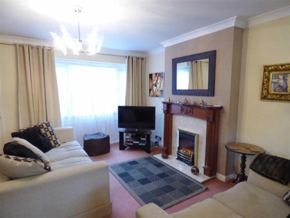 LOUNGE/DINING ROOM
