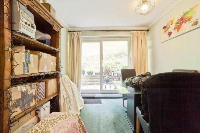 Frizley Gardens, BRADFORD photo 4