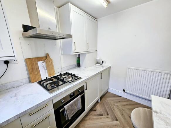 2 bed Flat for sale Image 6