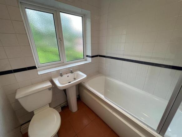 Bright, well-maintained bathroom with a full-si...
