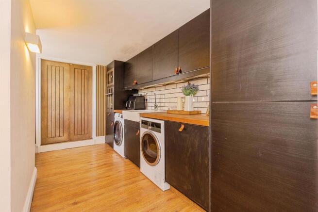 6 bed Detached for sale Image 10
