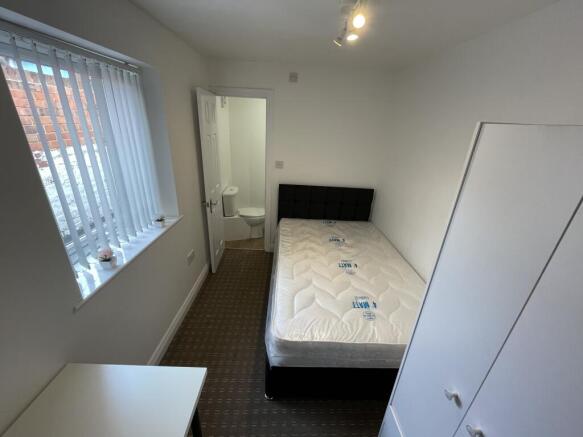 2 bed Flat to rent Image 11
