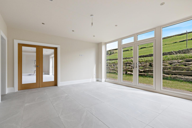 5 bed Detached for sale Image 11