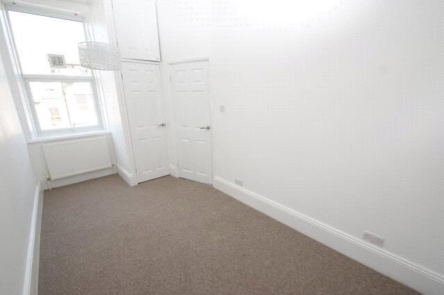 2 bed Apartment to rent Image 4