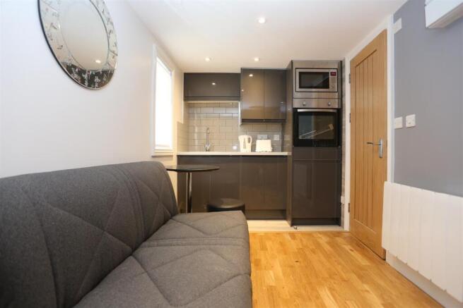 1, 122c Church Road (2).JPG