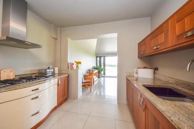 5 bed Detached for sale Image 5