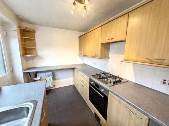 27 Queen Street, Hadfield, Glossop, Derbyshire, SK13 2DW photo 4
