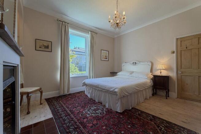 5 bed Detached for sale Image 12