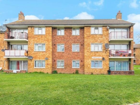 2-bed flat on Fairbourne House, Bourne Avenue, Hayes, Middlesex, UB3 1QX, £295,000