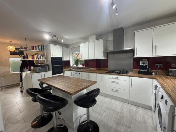 4 bed Detached for sale Image 8