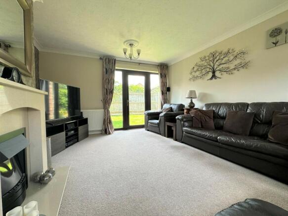 Living room 1.JPG