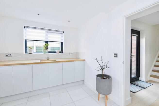 5 bed Detached for sale Image 11