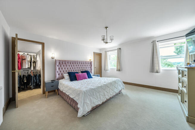 5 bed Detached for sale Image 9