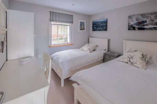 BEDROOM 4