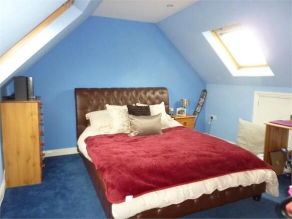 Guest Bedroom/Bedro