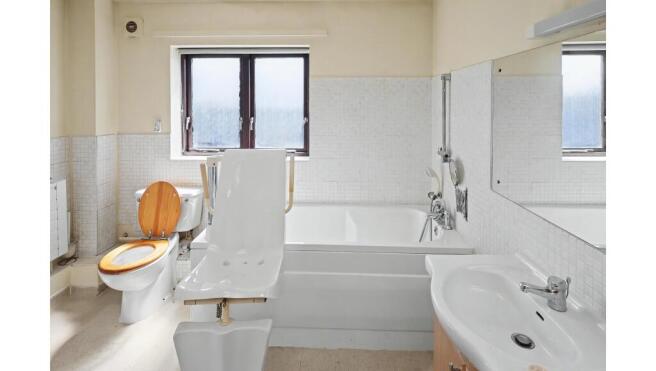 2 Heaton Close, Chingford, London, E4 photo 4