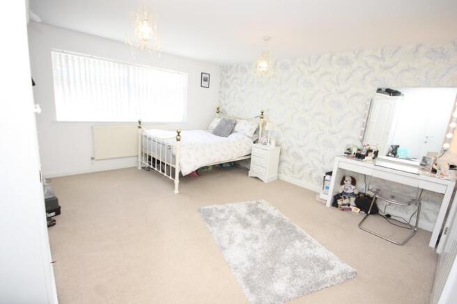 4 bed Detached for sale Image 11