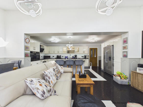 4 bed Detached for sale Image 8