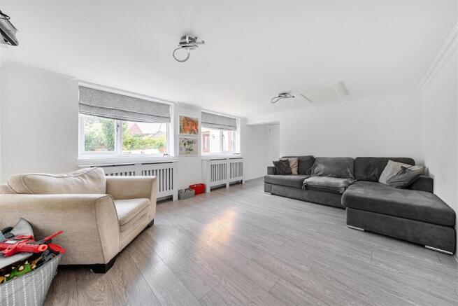 1 Larch Close