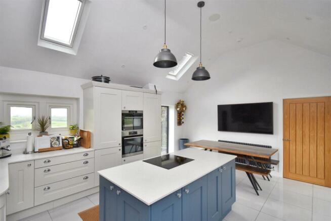 Living Kitchen/Dining Room