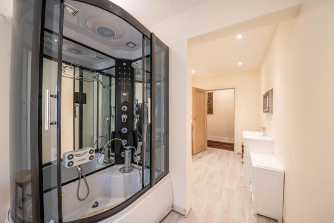 BATHROOM 03.jpg